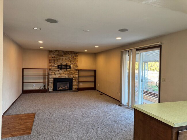 Foto del edificio - West Valley 4br 2.5 ba DBL attached garage, POOL