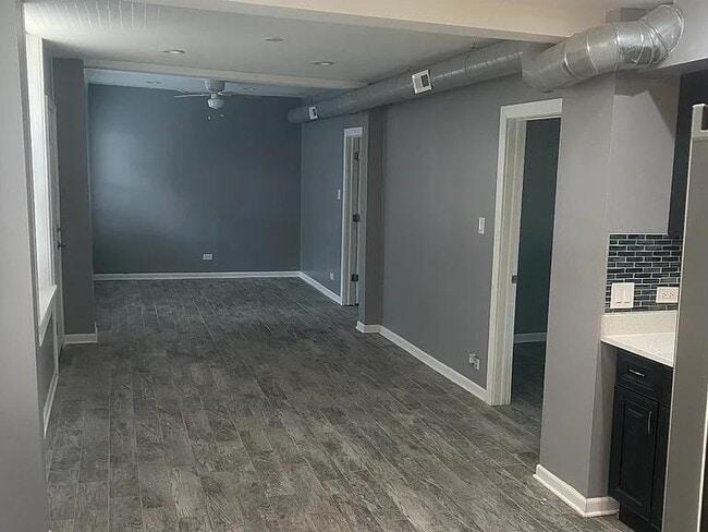 Foto del edificio - 2862 W Belden Ave