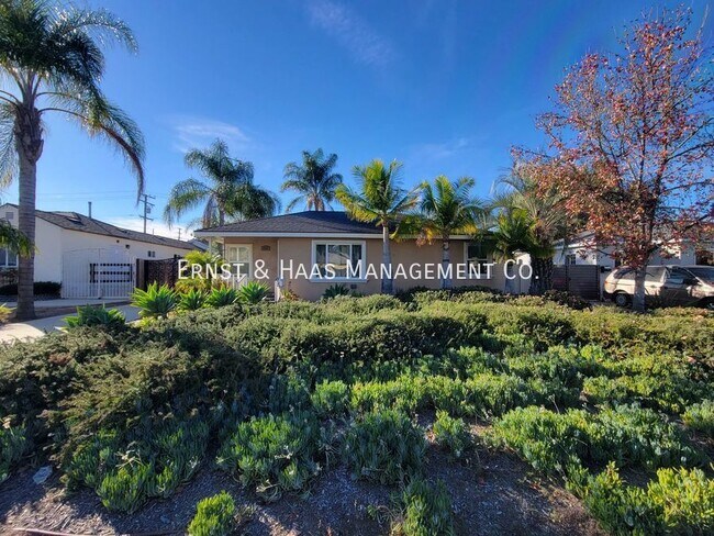 Building Photo - Beautifully Remodeled 3 Bedroom 2 Bath Lak...