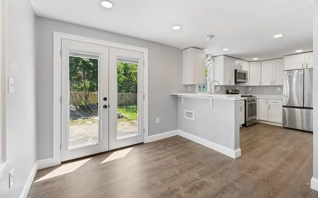 Building Photo - 71 Gladeside Ave