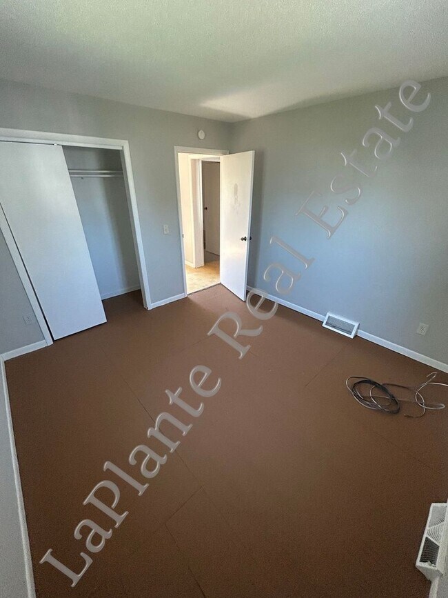 Foto del edificio - Charming 3-Bed, 1.5-Bath Home with Spaciou...
