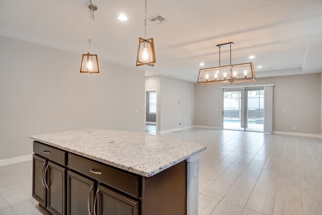 Foto del edificio - Stunning 3-Bedroom Pool Home with Bonus Room in the Gated Community of Lakeshore at Narcoossee
