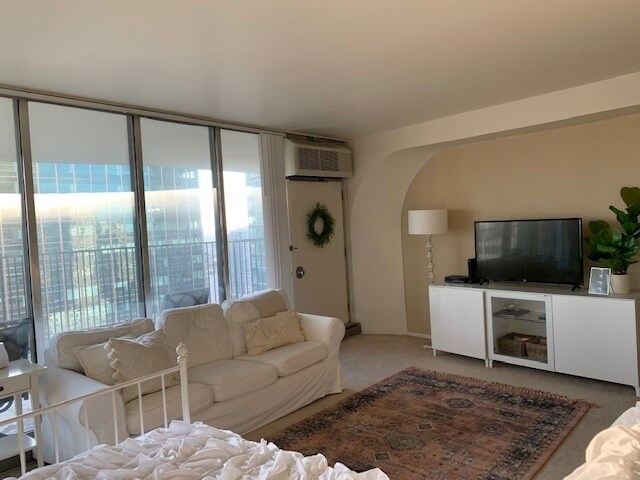 Foto del edificio - 300 N State St