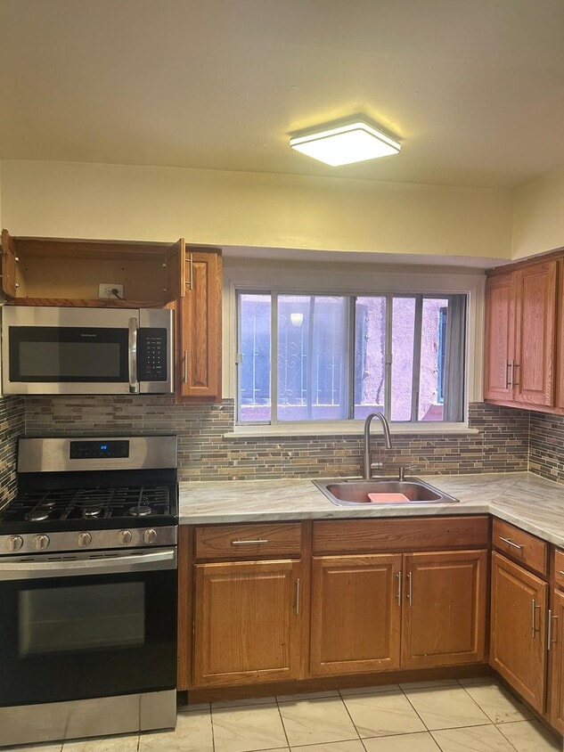 Kitchen - 3529 Kingsland Ave