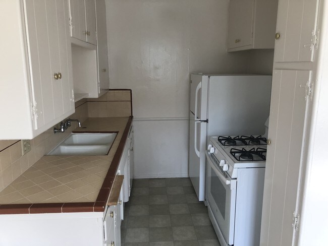 Kitchen - 820 S Gramercy Pl
