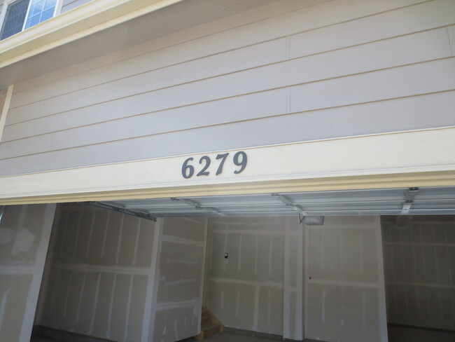 Foto del edificio - TWO STORY WITH FINISHED BASEMENT