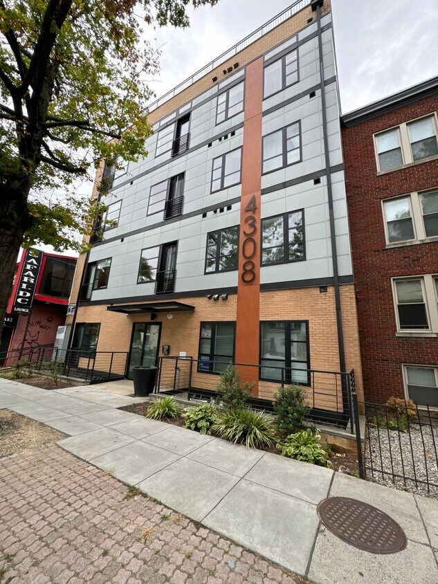 Foto principal - Georgia Ave Spacious One Bedroom W/Private...
