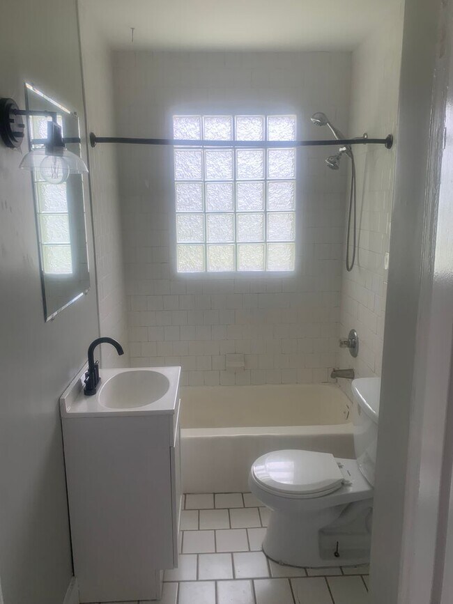 Foto del edificio - Beautifully Remodeled 3 Bedroom Home EastL...