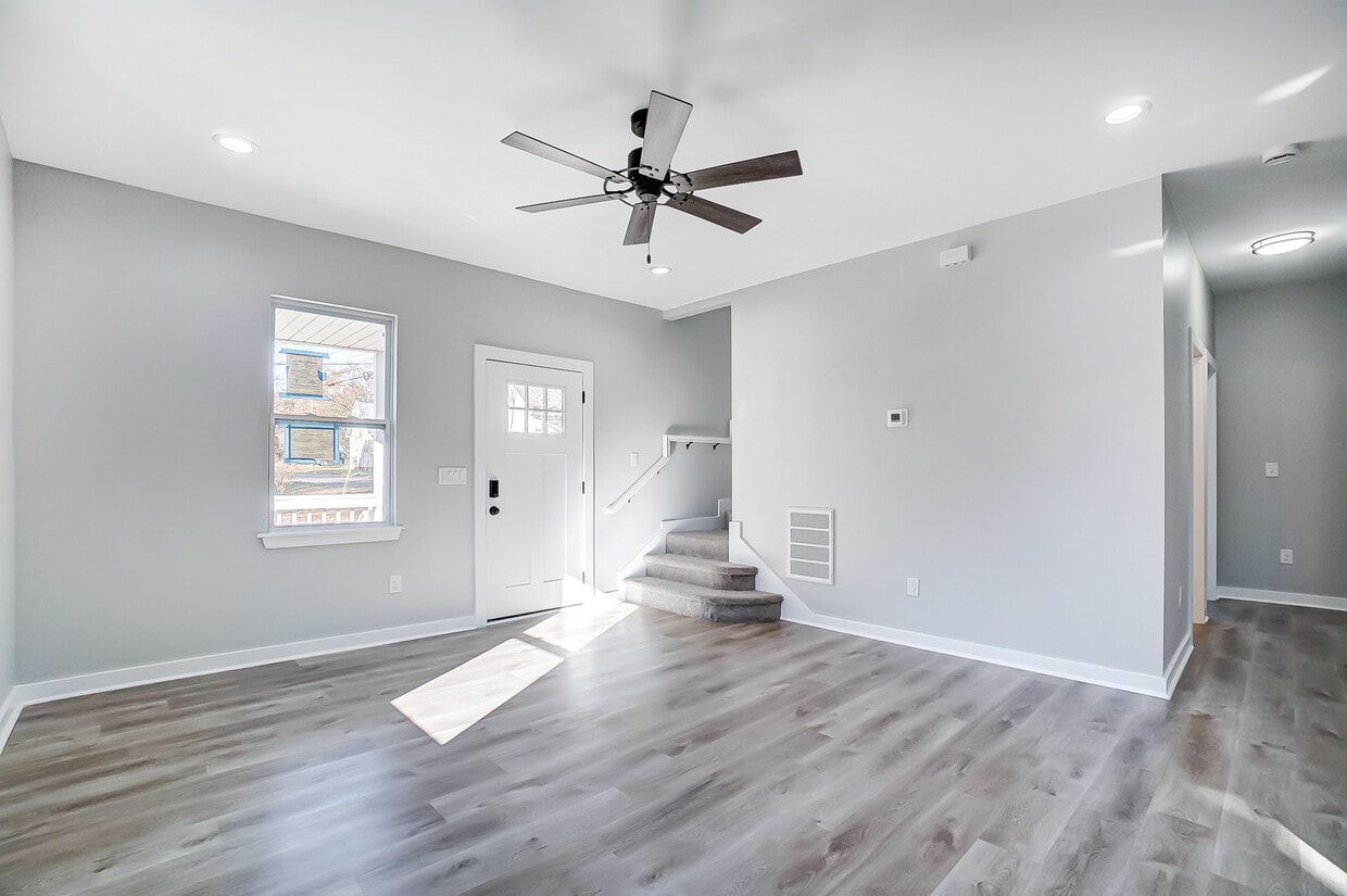Living room - 102 S Liberty St