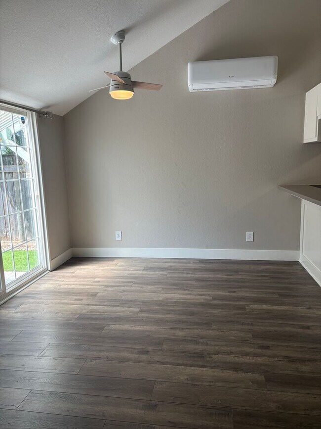 Foto del edificio - Renovated two bedroom two bath townhome, Windsor!!