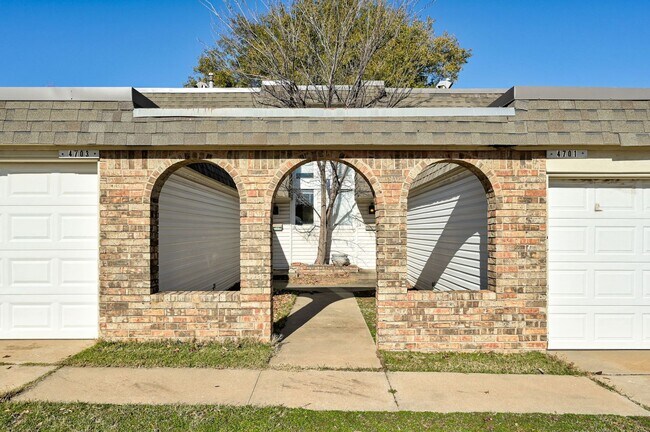 Foto del edificio - Charming and Spacious 2BD/1.5BTH Duplex Ne...