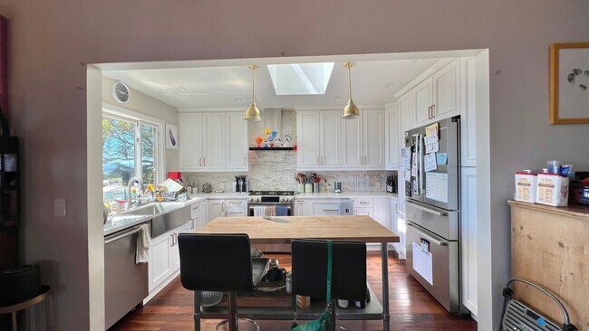 Foto del edificio - Charming Brown Shingle Home 3bd 2.5ba Nest...