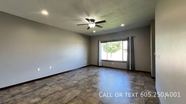 Building Photo - Perfect 3 Bedroom Twin home with Fantastic...