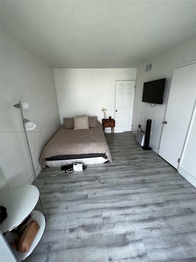 Foto del edificio - 1700 NE 191st St