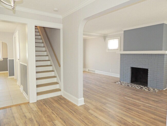 Building Photo - 3 Bed - 1.5 Bath Colonial for Rent