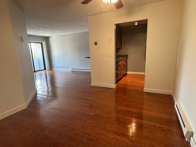 Building Photo - Renovated Two-Bedroom Condo In Manchester