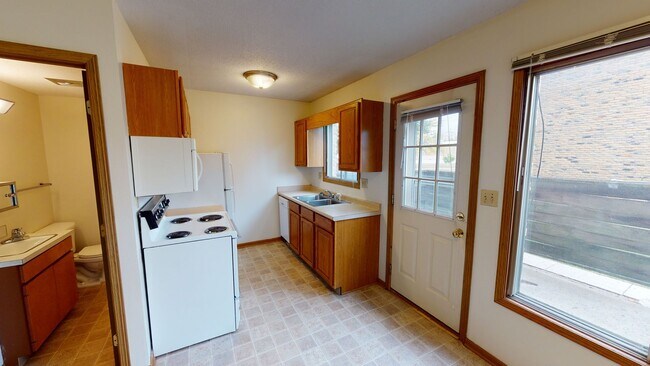 Foto del edificio - 2 Bedroom Townhome Available August 1st, 2026