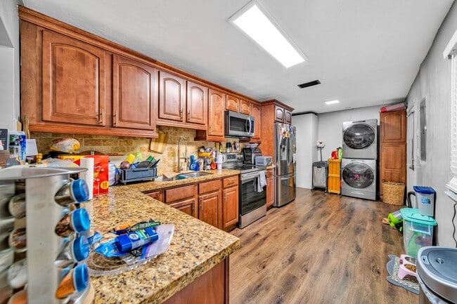 Photo - 875 E 29th St (Hialeah, FL) House
