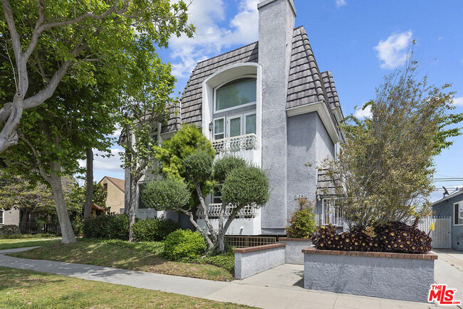 Building Photo - 2638 S Barrington Ave