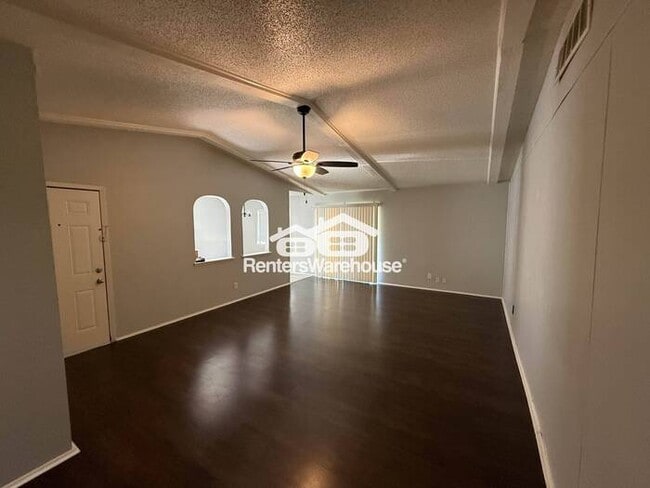 Foto del edificio - Beautiful 4 bedroom Home In Garland!!