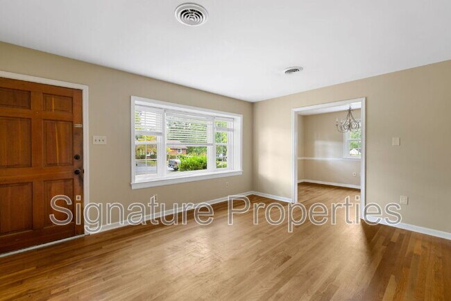 Building Photo - 1413 Robindale Rd