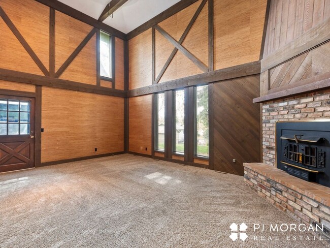 Foto del edificio - 5 Bedroom, 3 Bathroom - Newly Updated