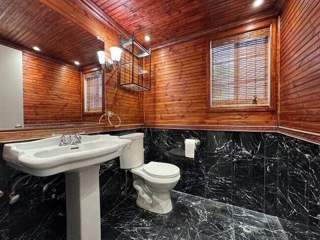 Foto del edificio - 2bd/2.5ba two car garage townhouse in Coro...
