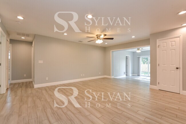 Foto del edificio - Enjoy living the good life in this 5 bedro...
