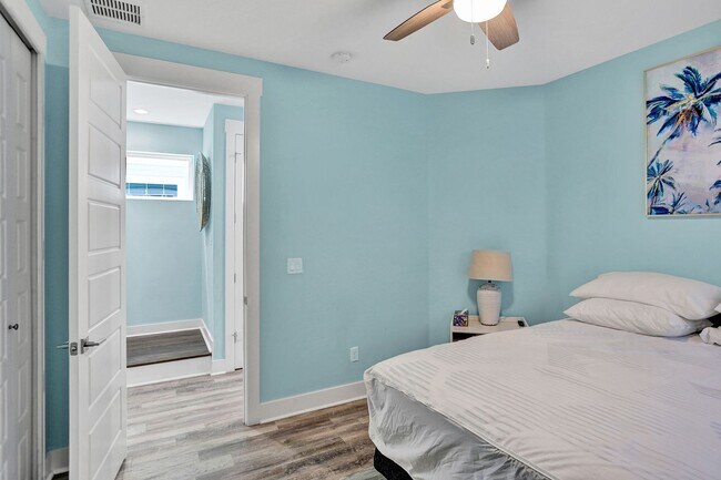 Foto del edificio - Luxury Beach Living Just Two Blocks from the Ocean – 4 Bed/3 Bath Fully Furnished Jacksonville Be...