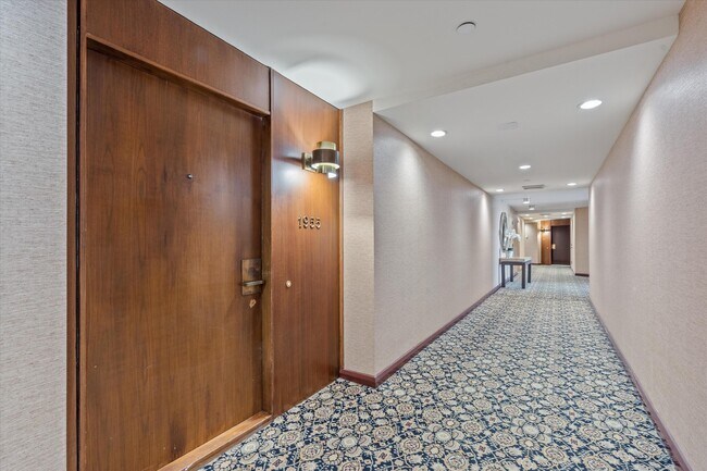 Foto del edificio - 100 Lakeshore Dr