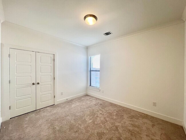 Building Photo - Four Bedroom Home with Gorgeous Kitchen