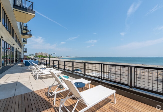 Piscina y terraza con salón - Ryder Revere Beach
