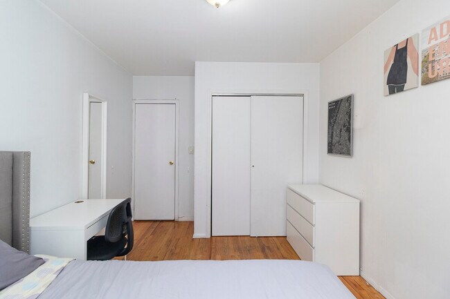 Foto del edificio - 215 B East 95th Street-SI ID1032054P