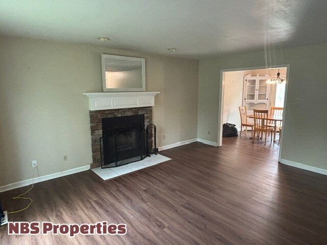 Foto del edificio - 7404 Foxglove Ln