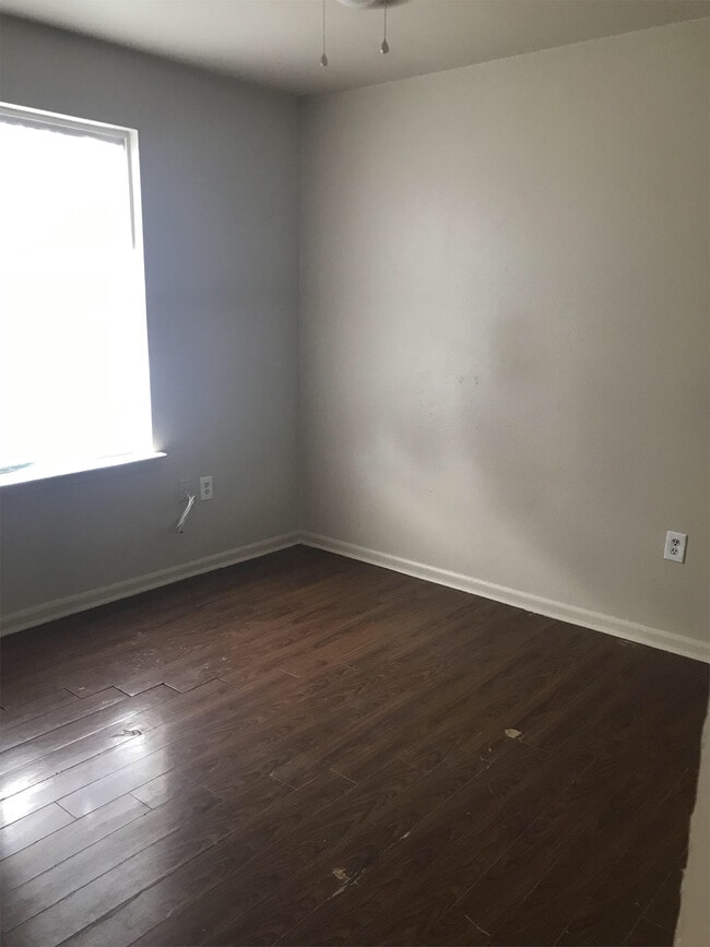 Building Photo - 3713 Mistletoe St