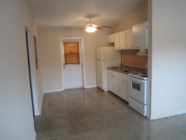 Building Photo - 2 Bedroom 1 Bath Duplex available for Rent...