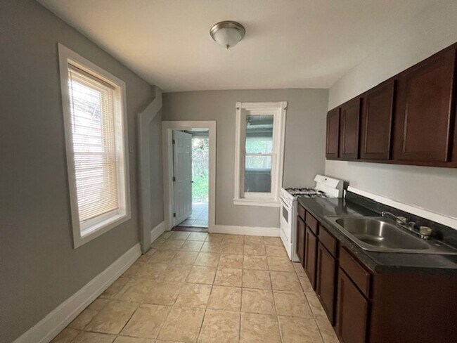 Foto del edificio - Spacious 3BR Home with Patio in West Phila...
