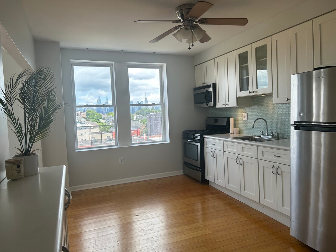 Primary Photo - 201 45th St
