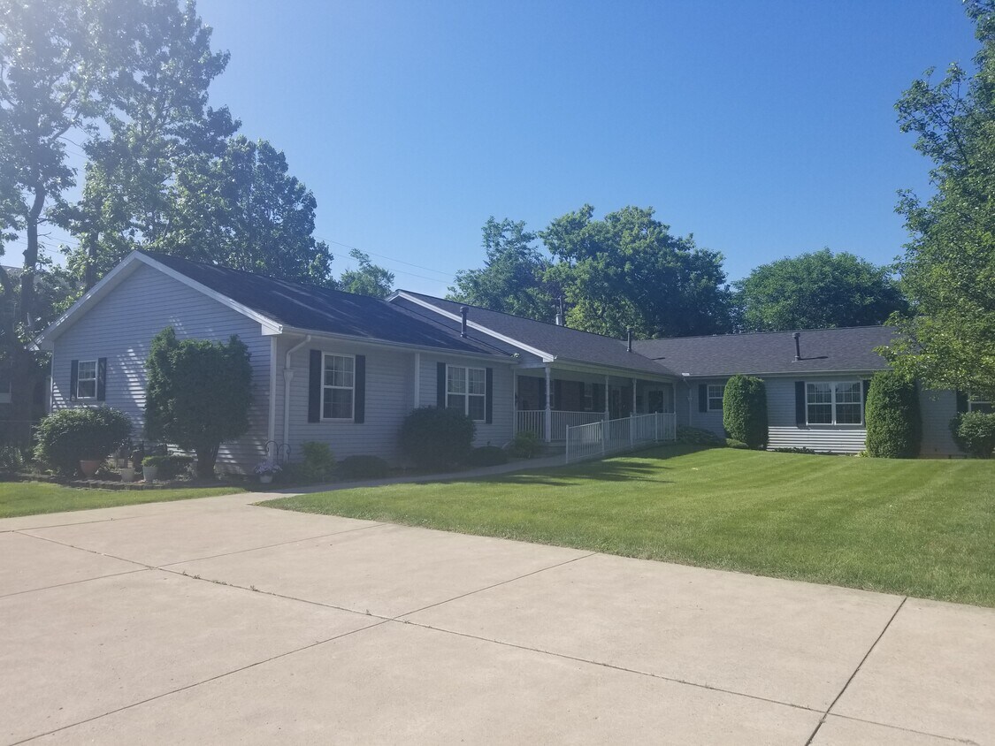 38 E Willow St, Monroe, MI 48162 Townhome Rentals in Monroe MI