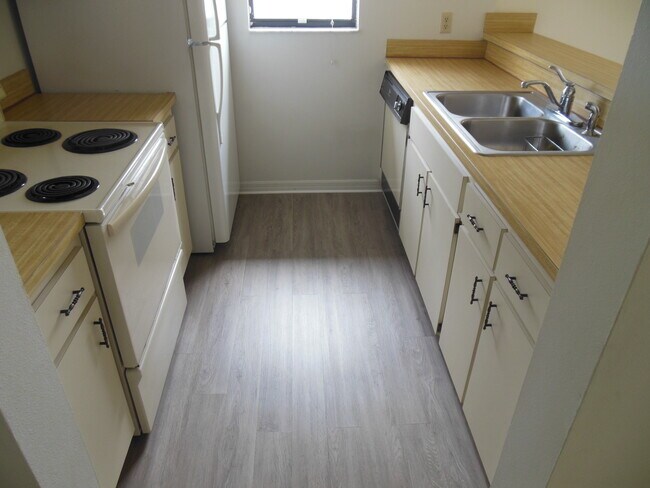 Brand new kitchen floor! - 3183 Finsterwald Dr