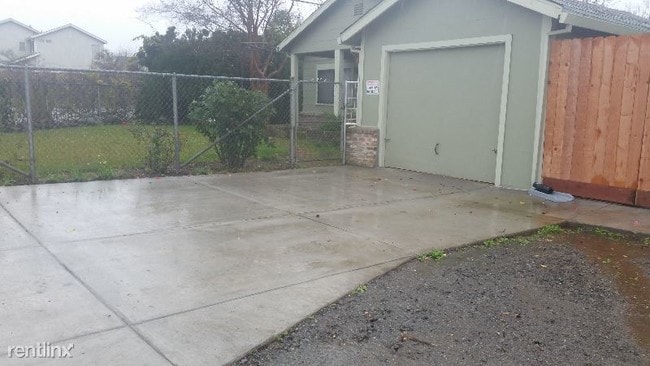 Building Photo - 3 br, 1.5 bath House - 2801 Stony Point Road