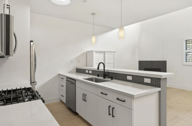 Building Photo - Charming 2-Bedroom Condo with Modern Comfo...