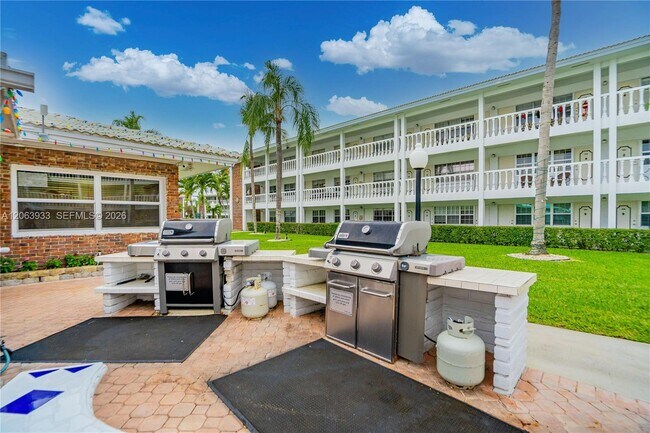 Foto del edificio - 2455 NE 51st St