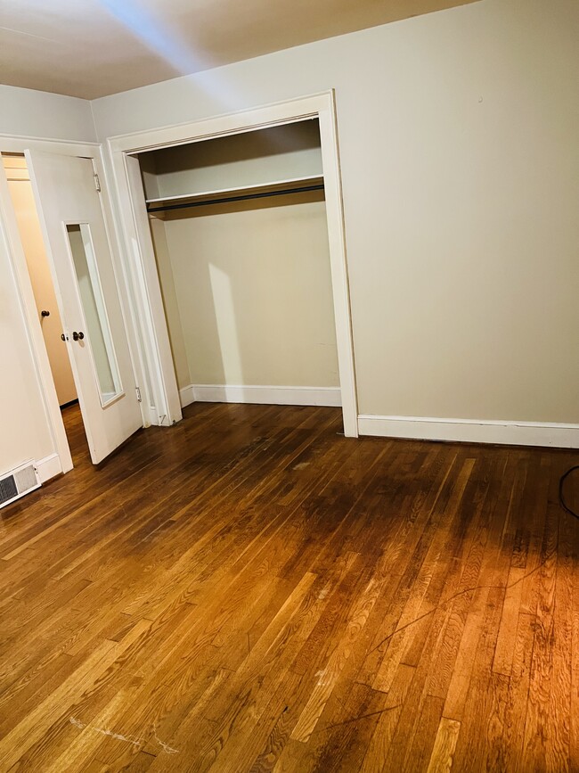 Building Photo - 1040 Roundknob Ave