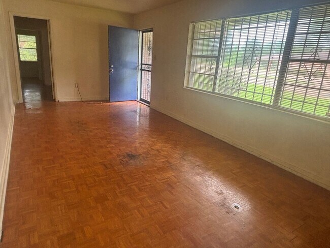 Foto del edificio - 963 Pine Lake Dr