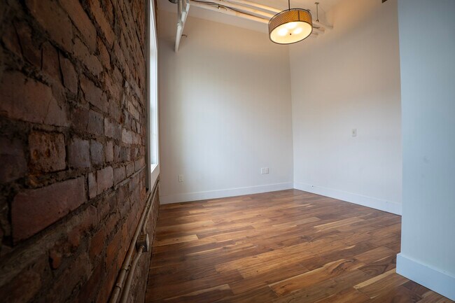 Building Photo - 85 King St E