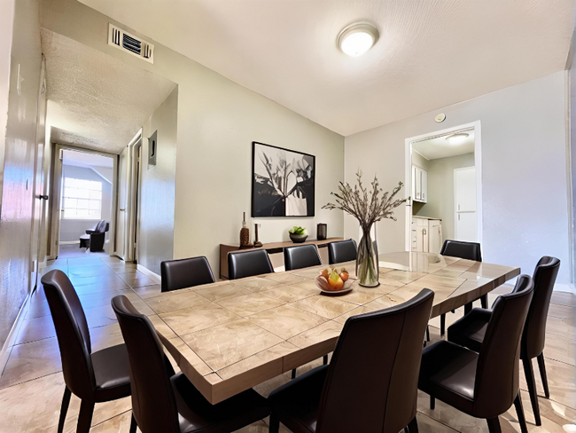 Foto del edificio - 3822 Englewood Cir