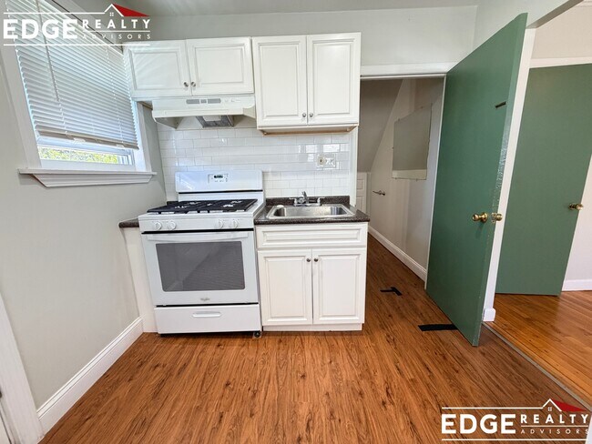 Building Photo - 12-14 Richardson Unit 3