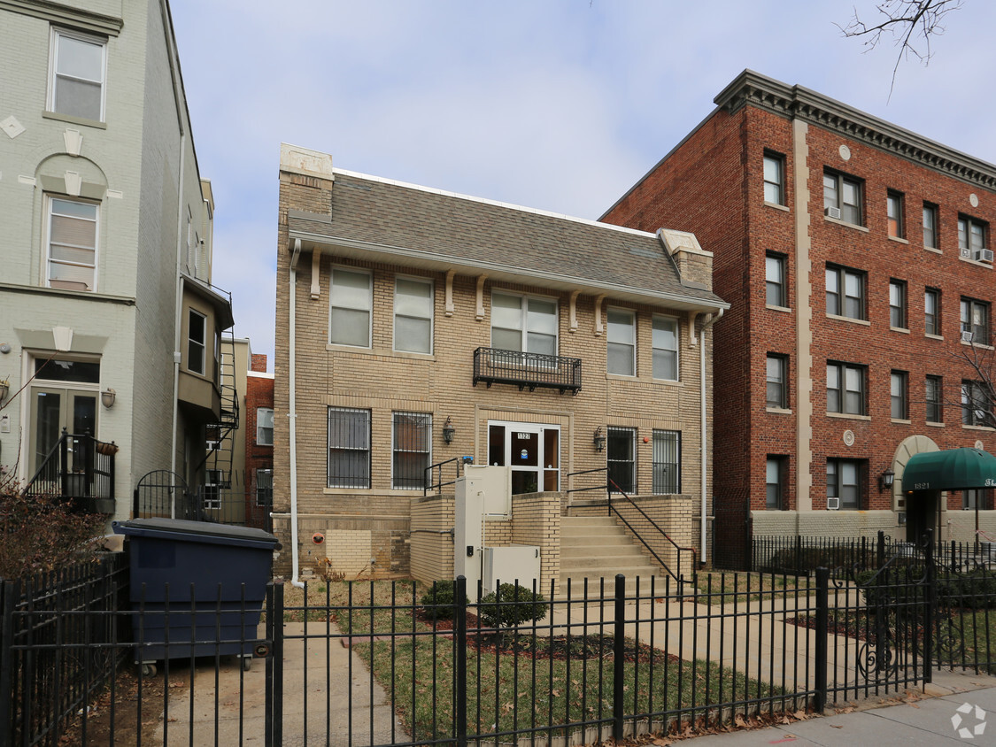 Building Photo - 1327 Kenyon St NW