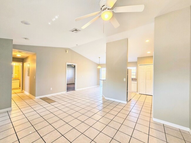 Foto del edificio - 721-723 Hightower Ave S